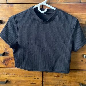 Cropped ribbed black T-shirt